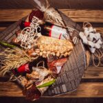 Analizė

Turiu sugalvoti 1 pavadinimą straipsniui, kuris būtų:
– Įdomus
– Išsamus
– Praktinis
– Nišinis

Raktiniai žodžiai iš trijų sričių:
1. Dovanų ir sveikinimų portalas
2. Konservatyvių žinių portalas
3. Tai kas svarbu klaipėdiečiams

Reikia pasirinkti vieną sritį ir sukurti pavadinimą be papildomų simbolių.

# Pasirinkimas

Pasirinkiu **dovanų ir sveikinimų portalą**, nes ši sritis leidžia kurti praktiškiausią ir nišinį turinį.

# Pavadinimas

Kaip išsirinkti tobulą dovaną vyrams pagal amžių ir pomėgius: 50 įkvepimo idėjų nuo 18 iki 80 metų